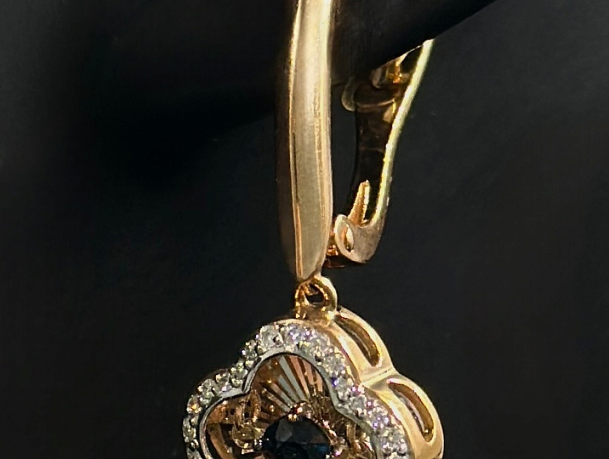 На фото Золотые серьги  №серьги из красного золота с бриллиантом и сапфиром вес 4.33 г:     .