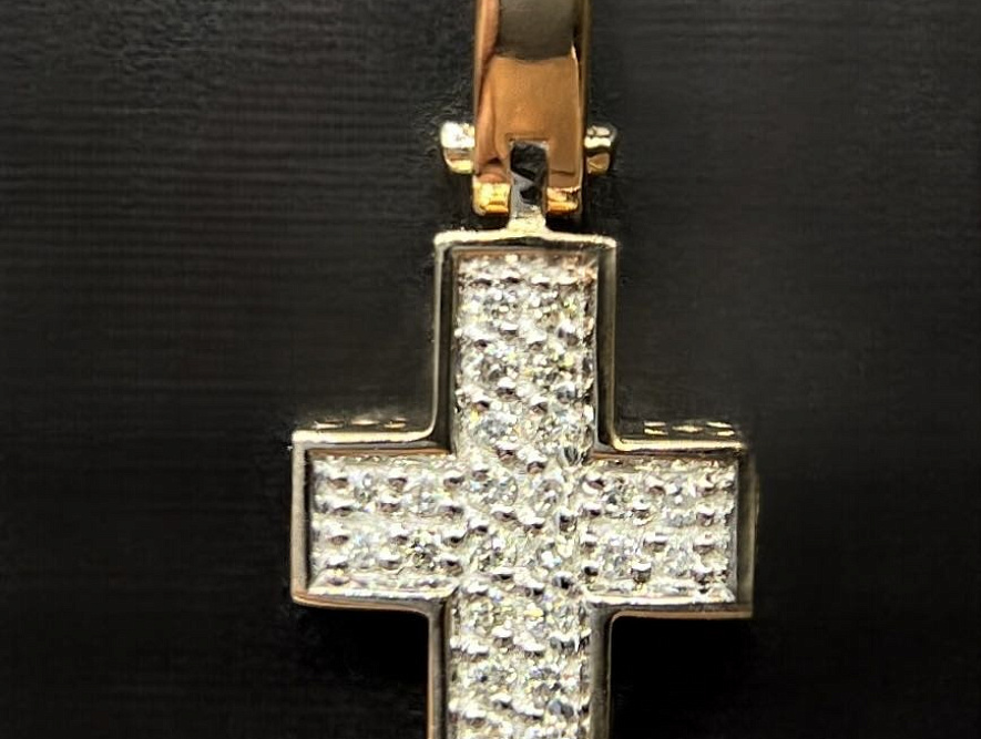 На фото Золотые кресты в Казахстане №крестик из красного золота с бриллиантом вес 1.13 г:     .