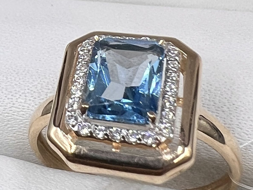 На фото Золотые кольца в Казахстане №кольцо из красного золота с фианитом и топазом 18.5 вес 2.67 г:     .