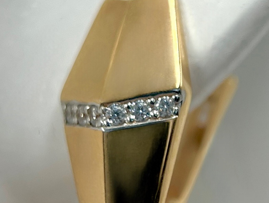 На фото Золотые серьги  №серьги из красного золота с фианитом вес 3 г:     .