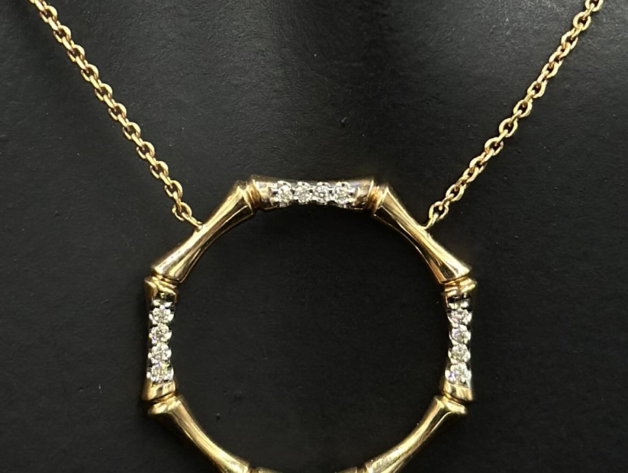 На фото Золотые колье в Казахстане №колье из красного золота с бриллиантом вес 3.83 г:     .