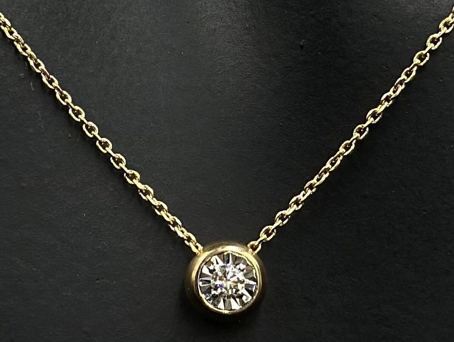 На фото Золотые колье в Казахстане №колье из белого золота с бриллиантом вес 2.6 г:     .