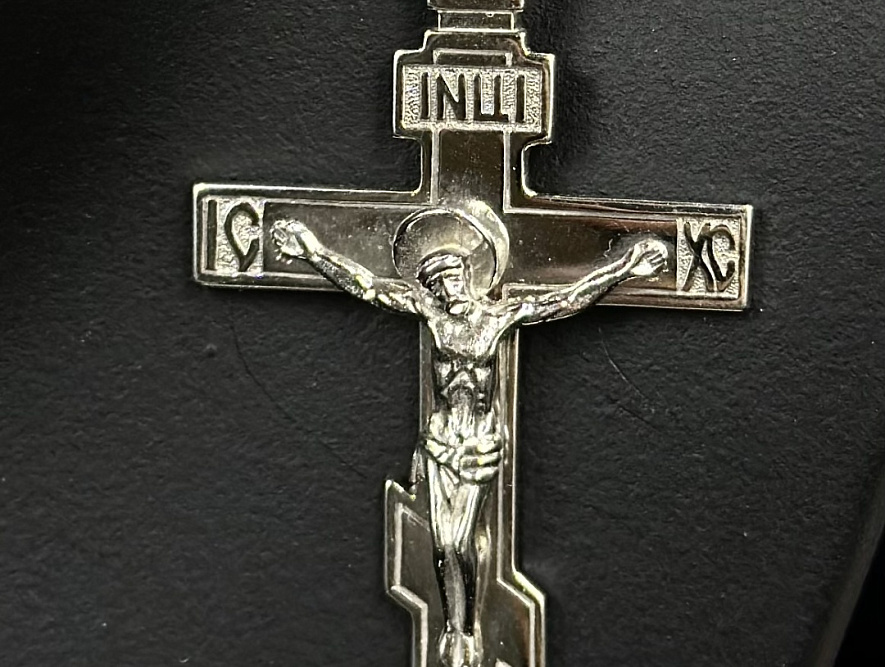 На фото Золотые кресты в Казахстане №крестик из красного золота без вставки вес 5.36 г:     .