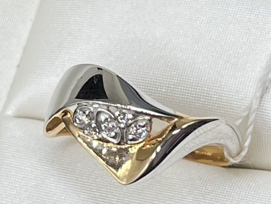 На фото Золотые кольца в Казахстане №кольцо из белого золота с фианитом 17.5 вес 2.27 г:     .