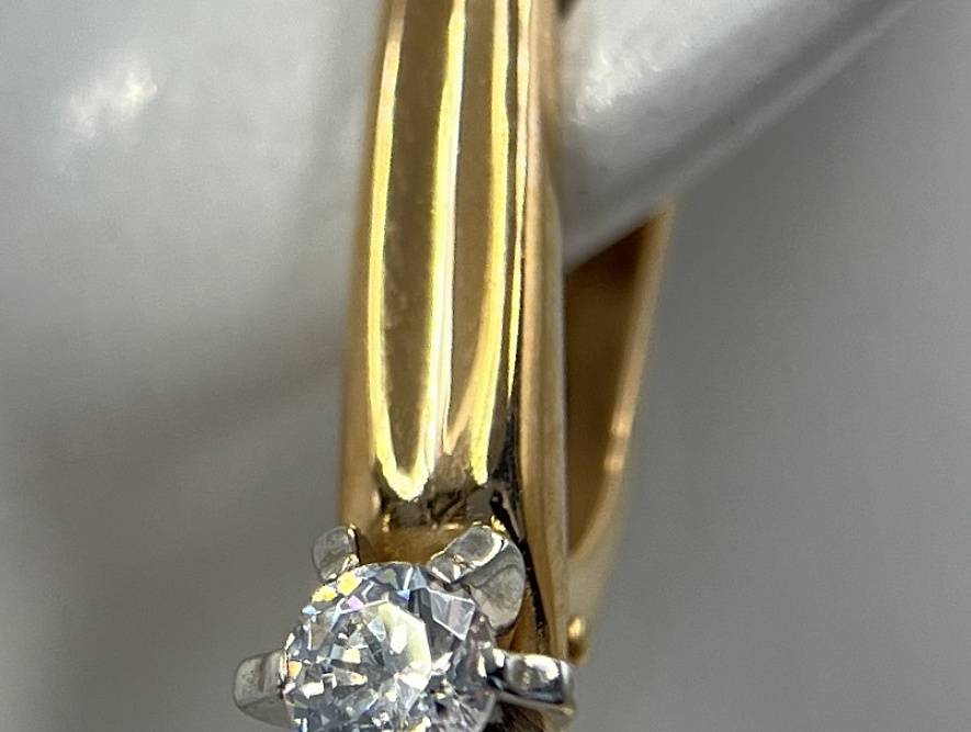 На фото Золотые серьги  №серьги из красного золота с фианитом вес 3.65 г:     .