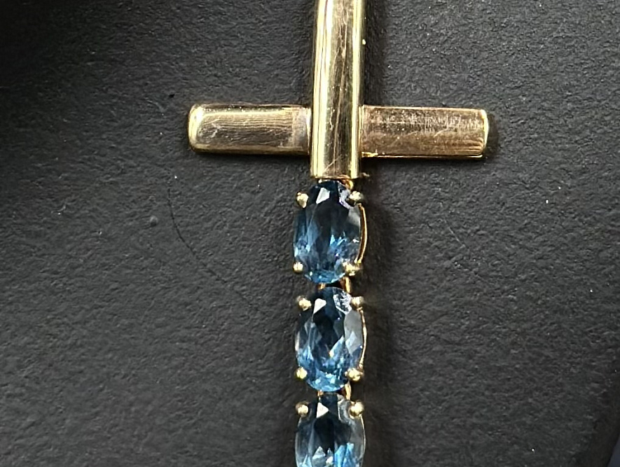 На фото Золотые кресты в Казахстане №крестик из красного золота с лондон топазом вес 2.67 г:     .