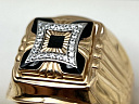 На фото Золотые печатки в Казахстане №печатка из красного золота с фианитом и ониксом 21 вес 6.35 г:     .