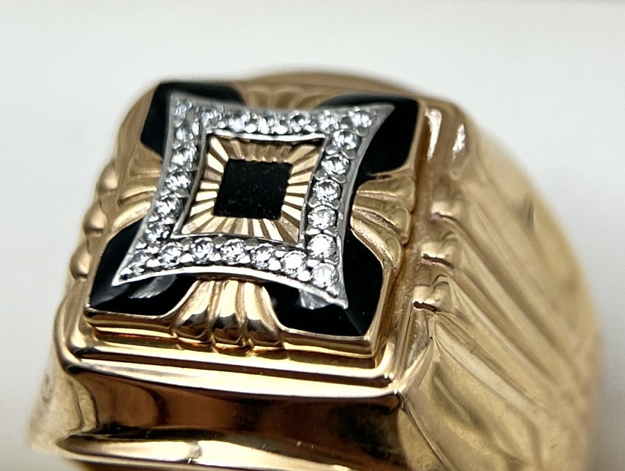 На фото Золотые печатки в Казахстане №печатка из красного золота с фианитом и ониксом 21 вес 6.35 г:     .