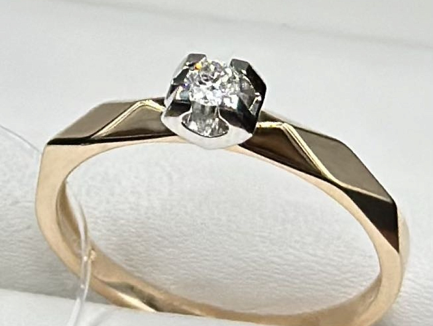 На фото Золотые кольца в Казахстане №кольцо из белого золота с бриллиантом 18 вес 1.99 г:     .