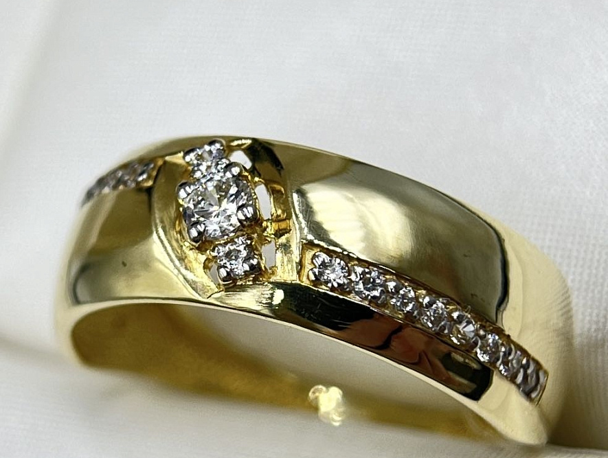 На фото Золотые кольца в Казахстане №кольцо из желтого золота с фианитом 17 вес 1.98 г:     .