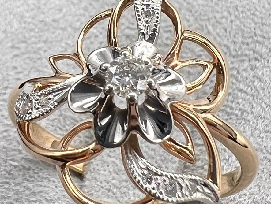 На фото Золотые кольца в Казахстане №кольцо из белого золота с бриллиантом 17 вес 2.8 г:     .