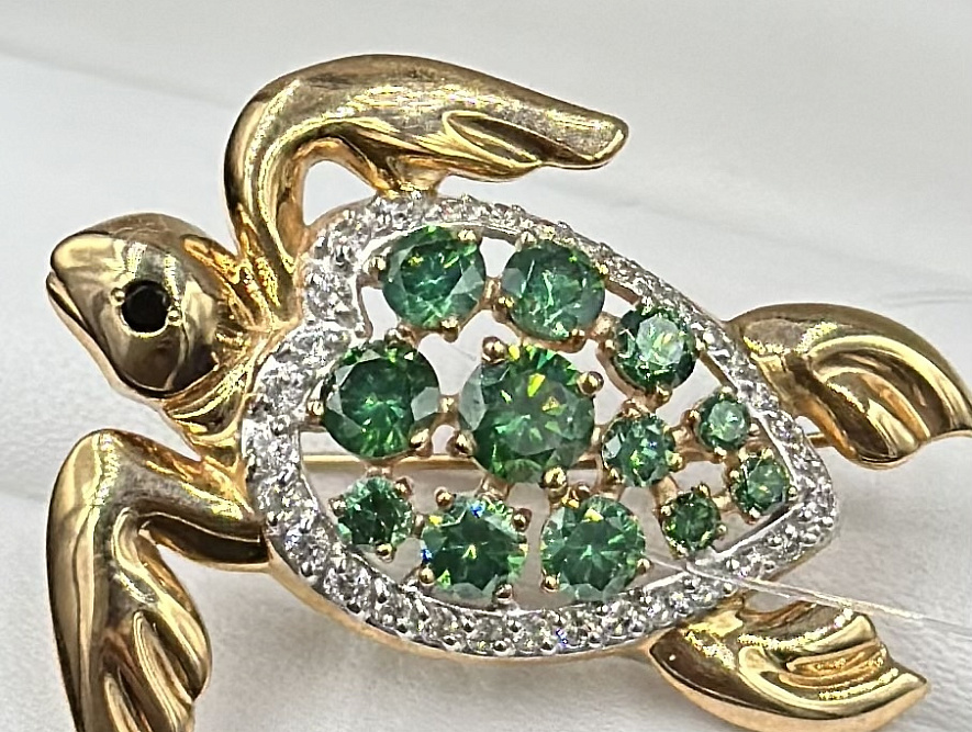 На фото Золотые броши в Казахстане №брошь из красного золота с фианитом вес 4.74 г:     .