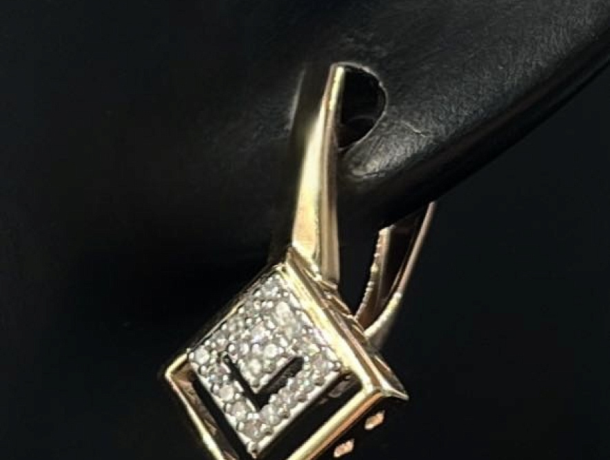 На фото Золотые серьги  №серьги из красного золота с бриллиантом вес 2.69 г:     .