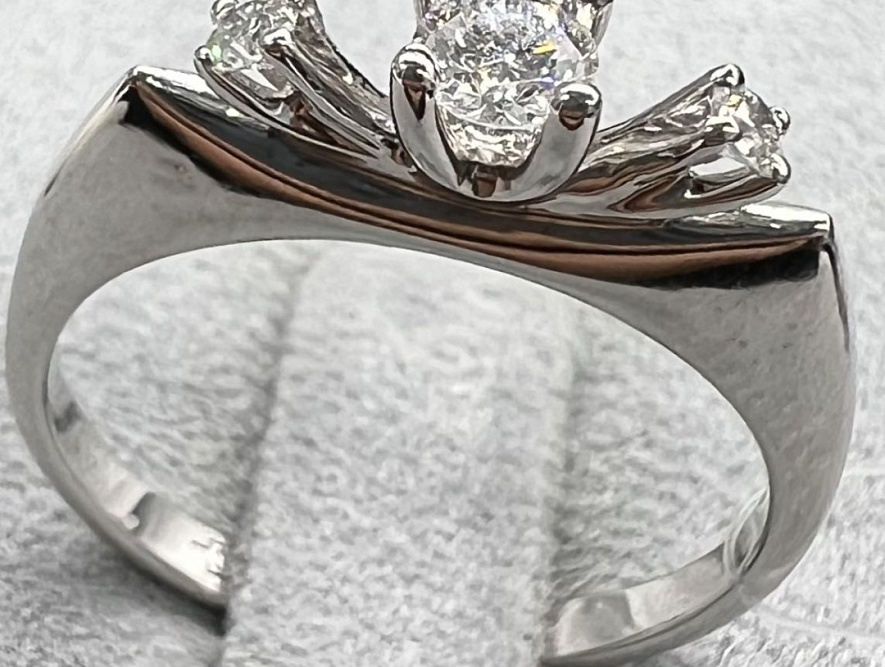 На фото Золотые кольца в Казахстане №кольцо из белого золота с бриллиантом 17.5 вес 2.72 г:     .