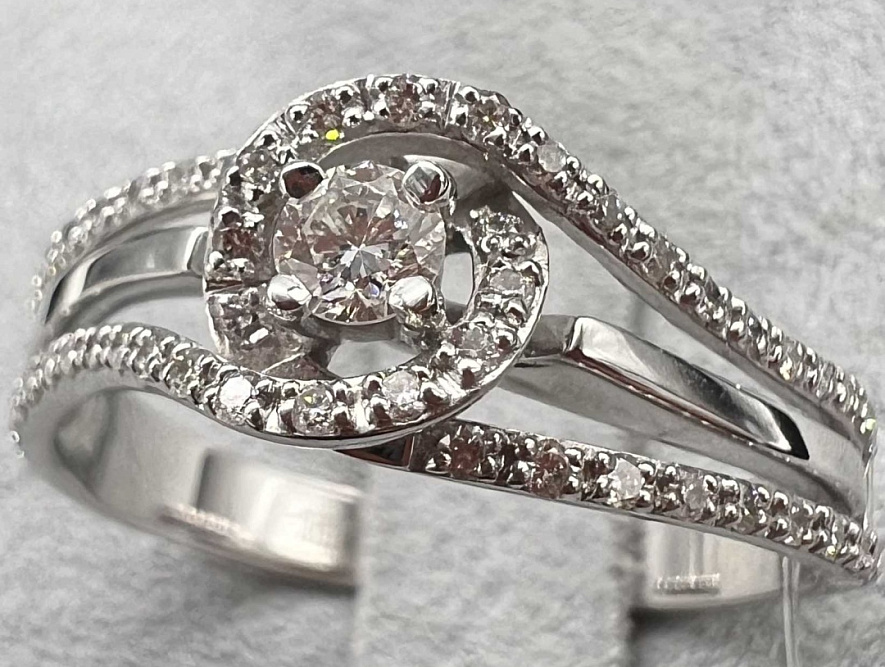 На фото Золотые кольца в Казахстане №кольцо из белого золота с бриллиантом вес 3.48 г:     .