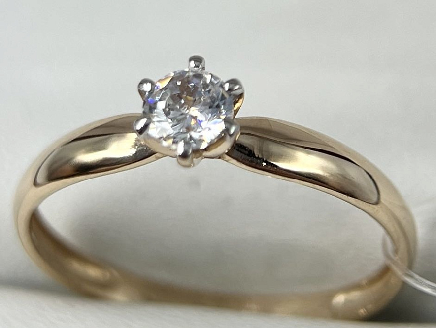 На фото Золотые кольца в Казахстане №кольцо из красного золота с фианитом 17.5 вес 1.29 г:     .