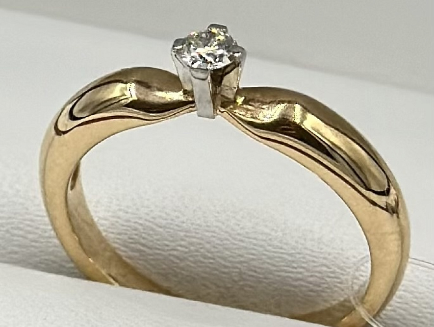 На фото Золотые кольца в Казахстане №кольцо из красного золота с бриллиантом 16.5 вес 3.05 г:     .