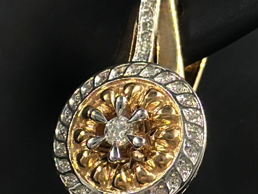 На фото Золотые серьги  №серьги из красного золота с бриллиантом вес 6.85 г:     .