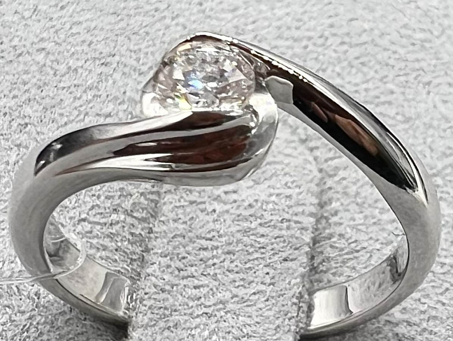 На фото Золотые кольца в Казахстане №кольцо из белого золота с бриллиантом 15.5 вес 2.28 г:     .