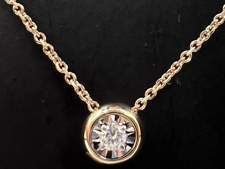 На фото Золотые колье в Казахстане №колье из белого золота с бриллиантом вес 2.6 г:     .