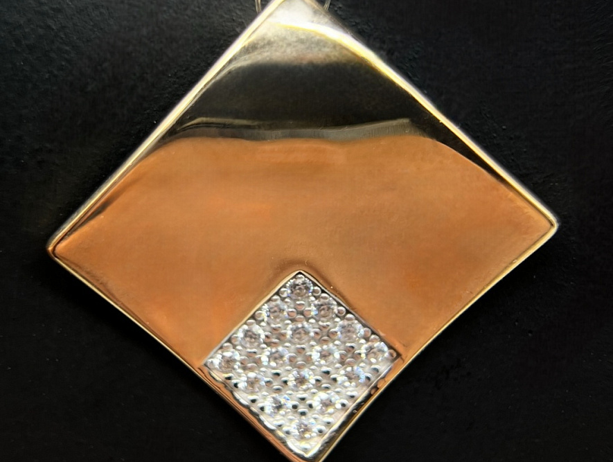 На фото Золотые подвески в Казахстане №подвеска из красного золота с фианитом вес 1.54 г:     .