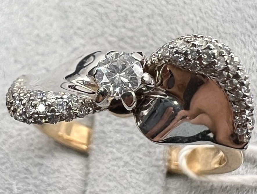 На фото Золотые кольца в Казахстане №кольцо из белого золота с бриллиантом 17 вес 5.42 г:     .