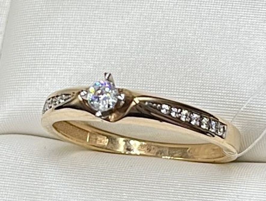 На фото Золотые кольца в Казахстане №кольцо из красного золота с фианитом 17.5 вес 2.02 г:     .