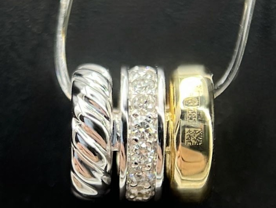 На фото Золотые подвески в Казахстане №подвеска из белого золота с бриллиантом вес 1.95 г:     .