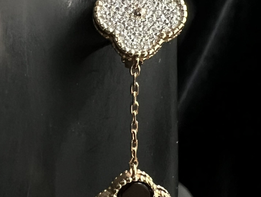 На фото Золотые серьги  №серьги из красного золота с фианитом и ониксом вес 5.86 г:     .