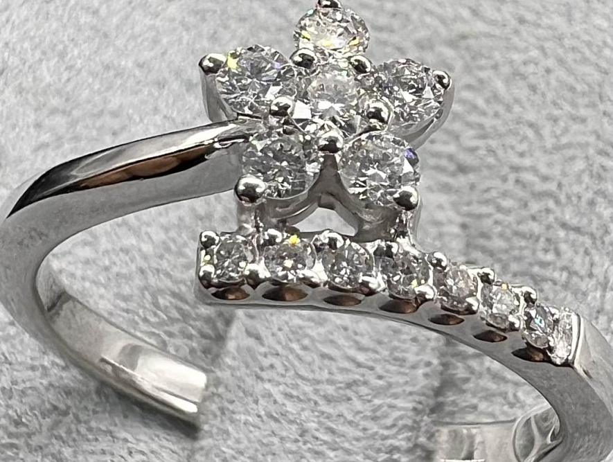 На фото Золотые кольца в Казахстане №кольцо из белого золота с бриллиантом 17 вес 2.5 г:     .