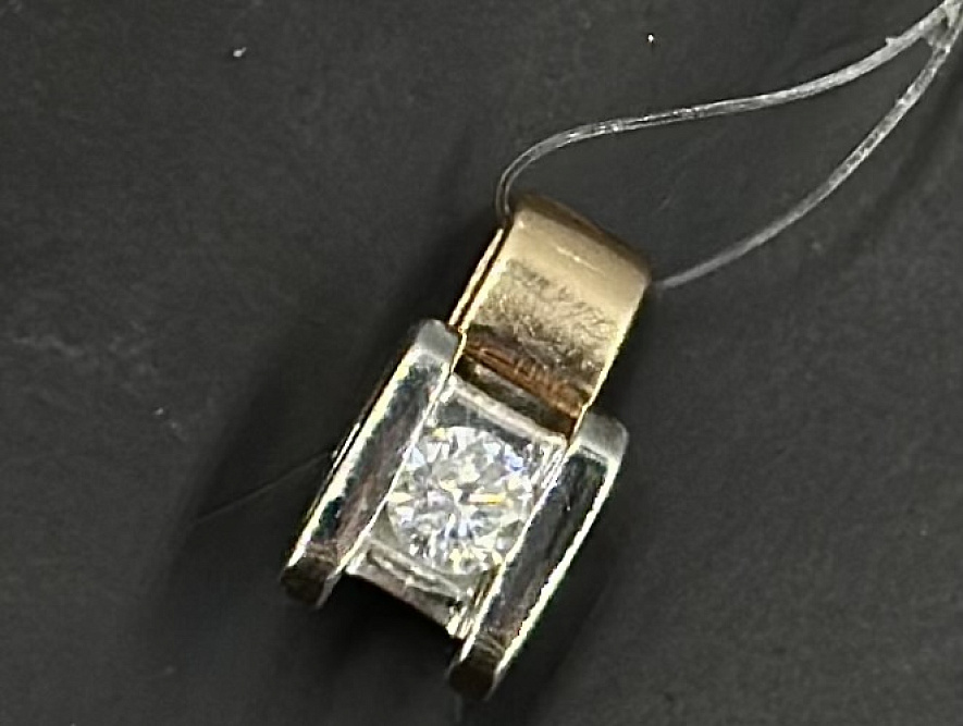 На фото Золотые подвески в Казахстане №подвеска из белого золота с бриллиантом вес 1.18 г:     .