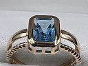 На фото Золотые кольца в Казахстане №кольцо из красного золота с топазом 18.5 вес 2.59 г:     .