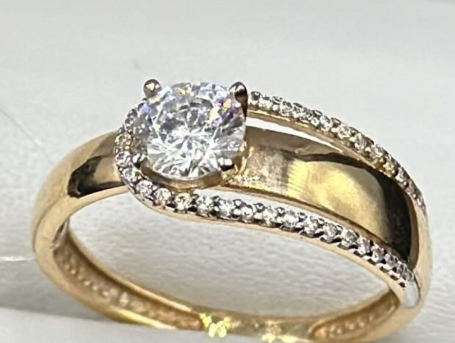 На фото Золотые кольца в Казахстане №кольцо из красного золота с фианитом 16 вес 1.93 г:     .