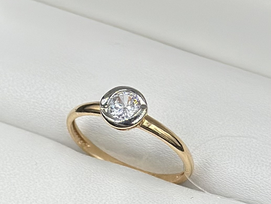 На фото Золотые кольца в Казахстане №кольцо из белого золота с фианитом 17 вес 1.38 г:     .