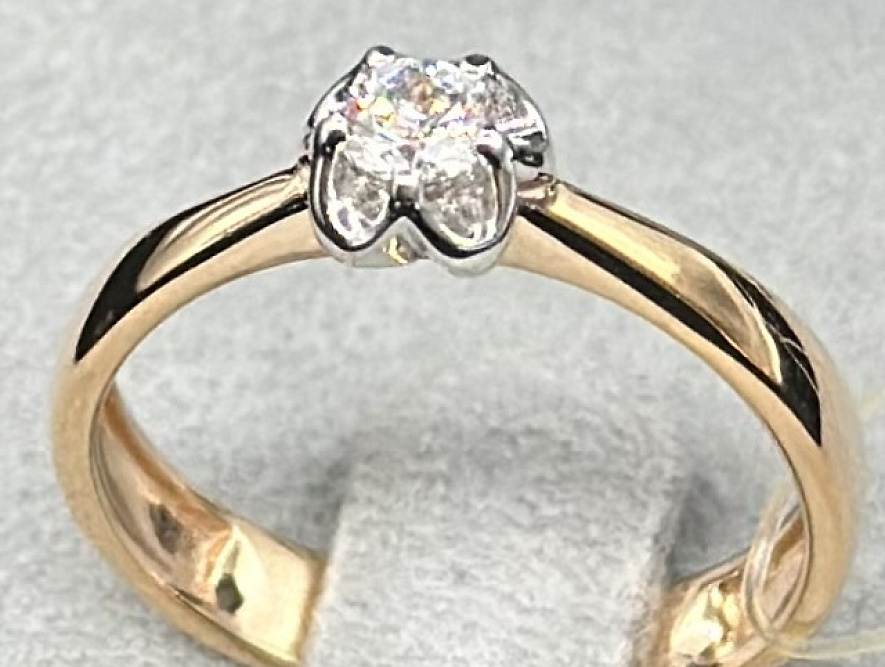 На фото Золотые кольца в Казахстане №кольцо из белого золота с фианитом 16.5 вес 2.67 г:     .