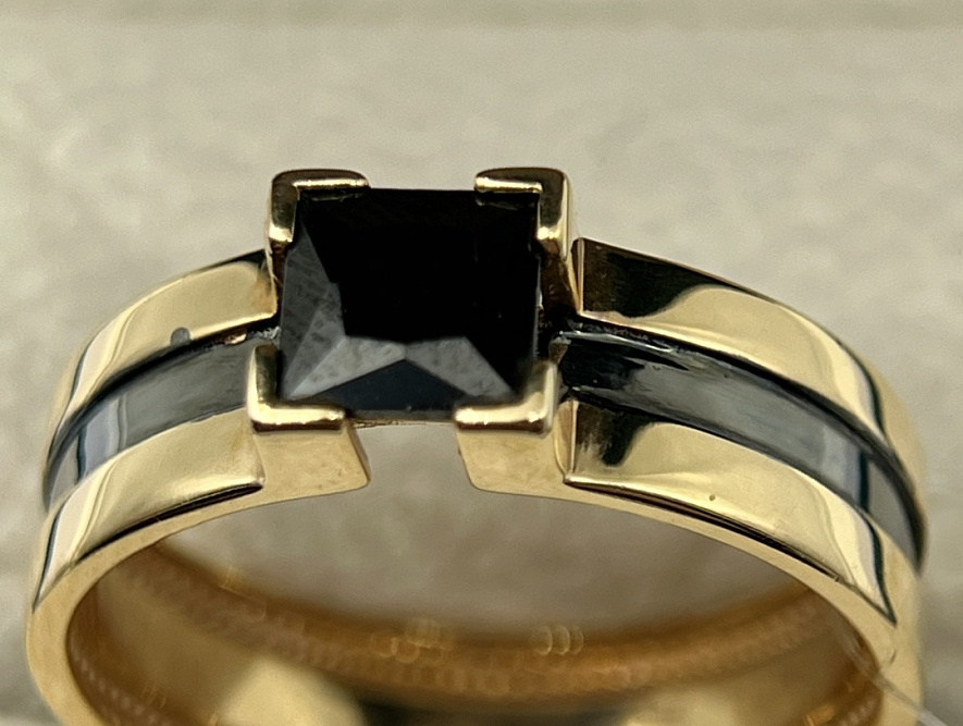 На фото Золотые печатки в Казахстане №печатка из красного золота с фианитом 20.5 вес 5.38 г:     .