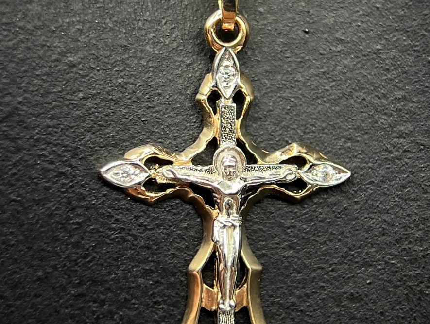 На фото Золотые кресты в Казахстане №крестик из белого золота с фианитом вес 0.99 г:     .