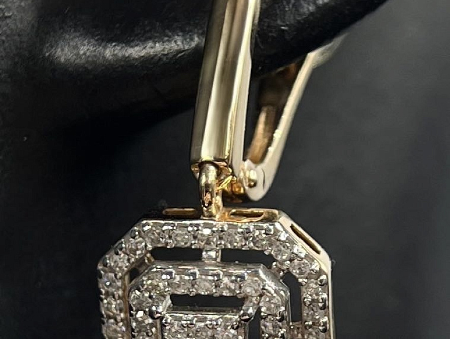 На фото Золотые серьги  №серьги из красного золота с бриллиантом вес 4.73 г:     .