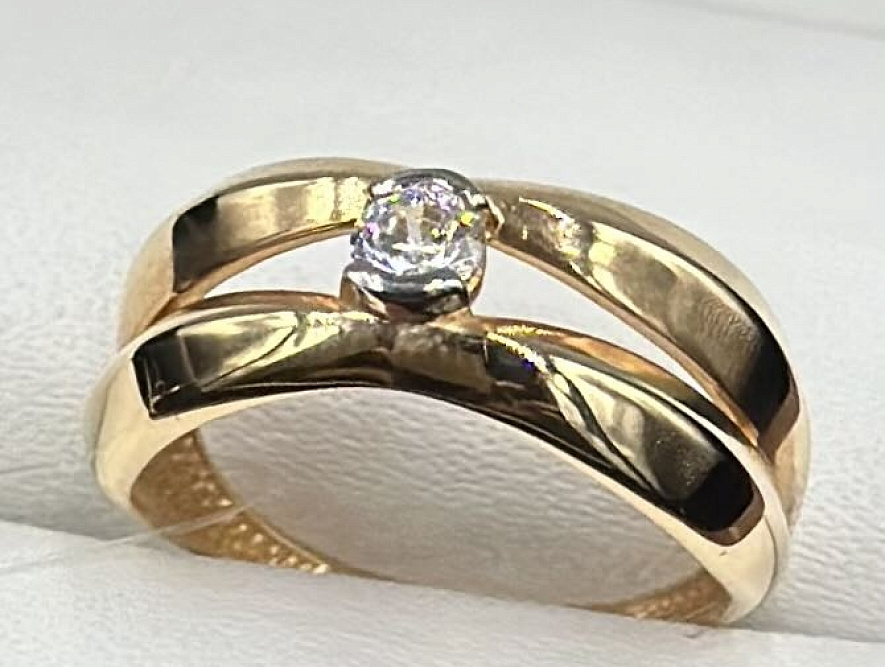 На фото Золотые кольца в Казахстане №кольцо из красного золота с фианитом 16 вес 2.39 г:     .