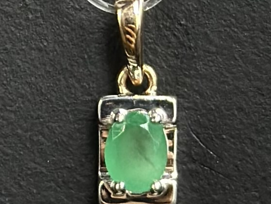 На фото Золотые подвески в Казахстане №подвеска из белого золота с изумрудом вес 0.79 г:     .