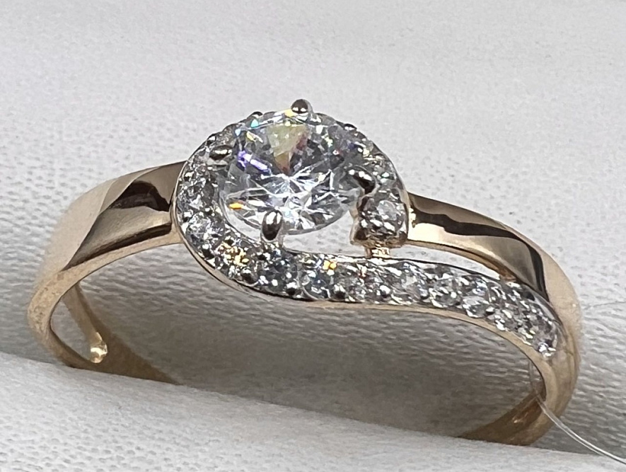 На фото Золотые кольца в Казахстане №кольцо из красного золота с фианитом 17.5 вес 1.31 г:     .