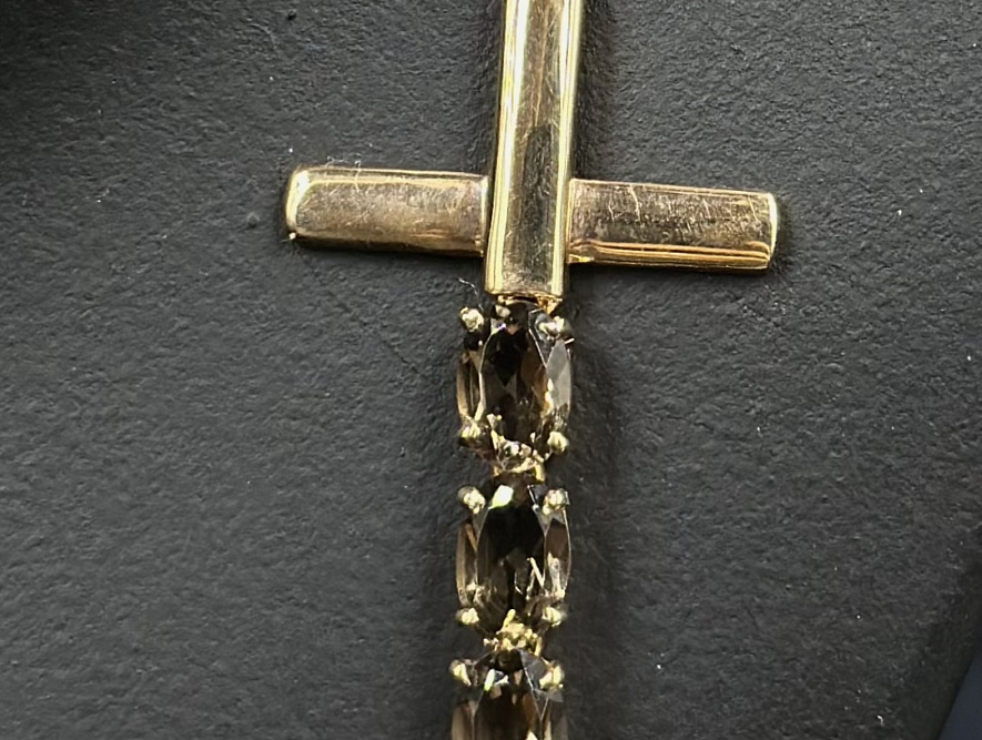 На фото Золотые кресты в Казахстане №крестик из красного золота с раухтопазом вес 2.48 г:     .