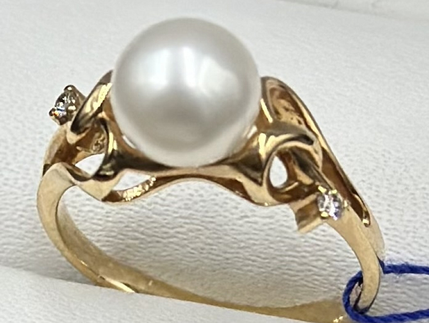 На фото Золотые кольца в Казахстане №кольцо из красного золота с бриллиантом и жемчугом 16 вес 2.68 г:     .