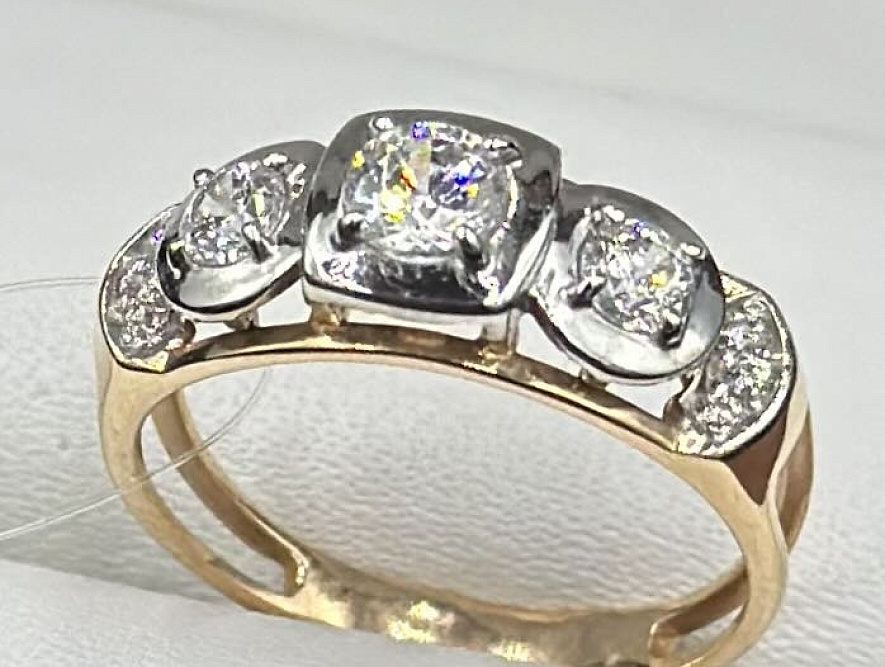 На фото Золотые кольца в Казахстане №кольцо из белого золота с фианит swarovskiом 16 вес 2.1 г:     .