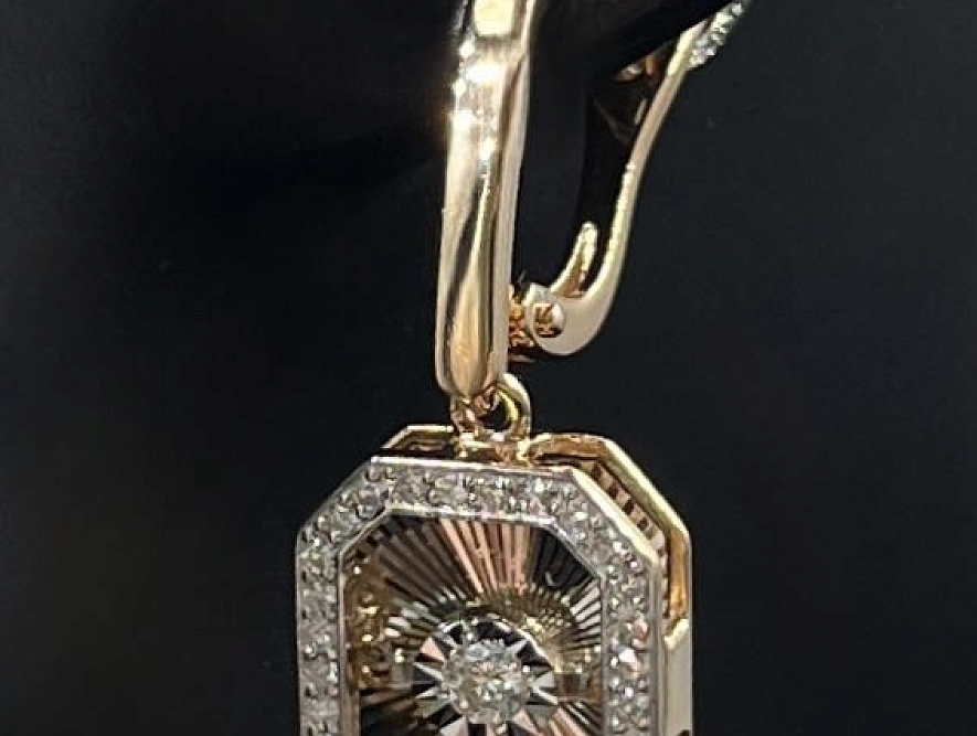 На фото Золотые серьги  №серьги из красного золота с бриллиантом вес 4.91 г:     .