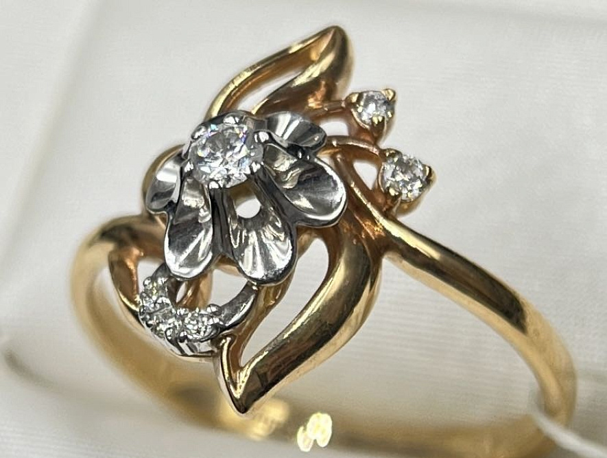 На фото Золотые кольца в Казахстане №кольцо из белого золота с бриллиантом 18 вес 2.83 г:     .