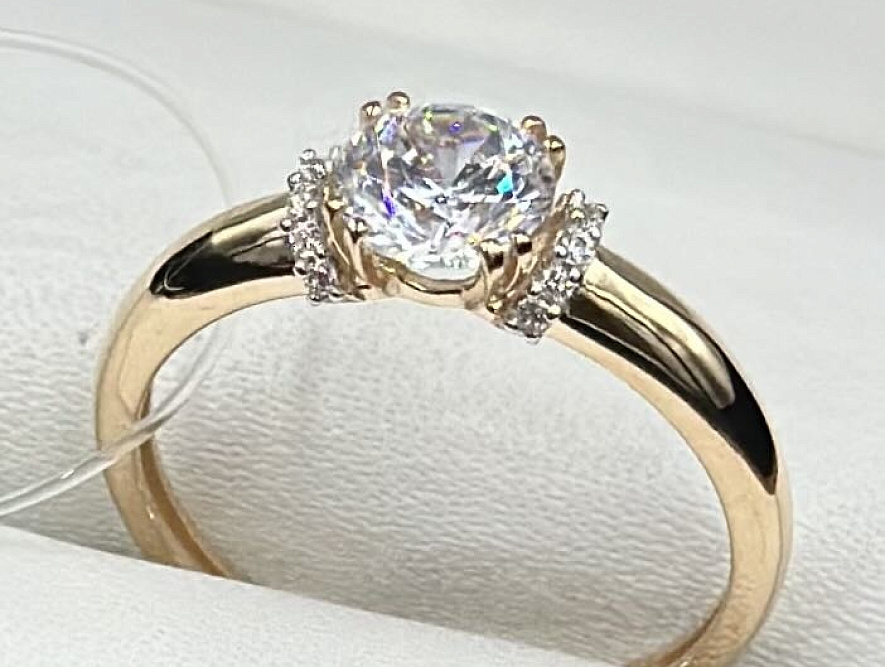 На фото Золотые кольца в Казахстане №кольцо из красного золота с фианитом 17.5 вес 1.86 г:     .