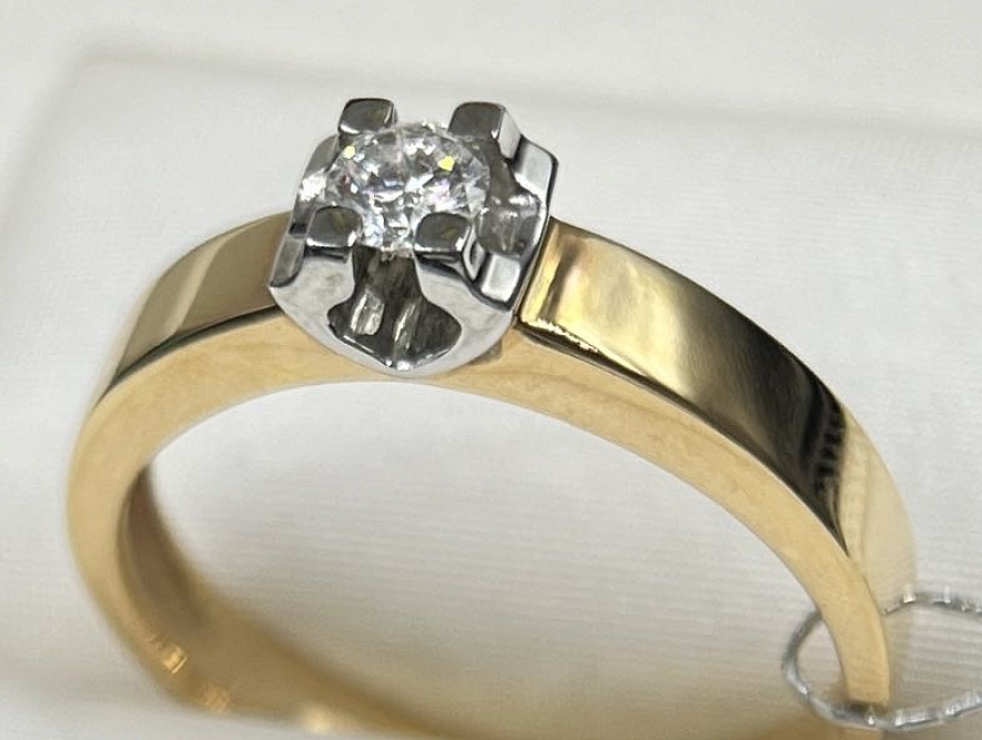 На фото Золотые кольца в Казахстане №кольцо из белого золота с бриллиантом 18 вес 3.64 г:     .