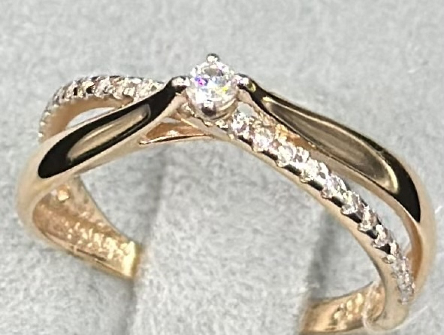 На фото Золотые кольца в Казахстане №кольцо из красного золота с фианитом 16 вес 1.78 г:     .