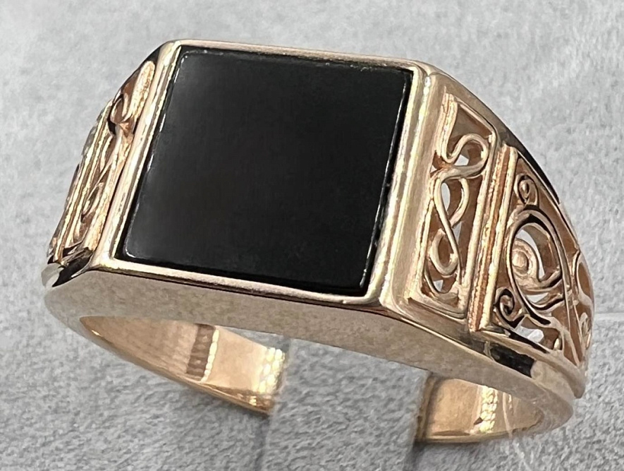 На фото Золотые печатки в Казахстане №печатка из красного золота с агатом 22 вес 5.34 г:     .